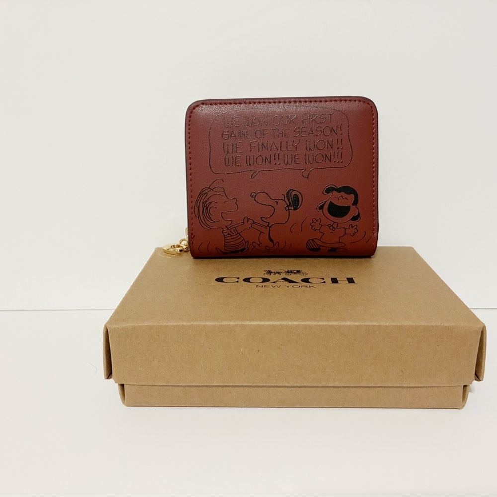 🌸 NWT COACH X PEANUTS SNOOPY MEDIUM WALLET HAZELNUT NEWSPAPER